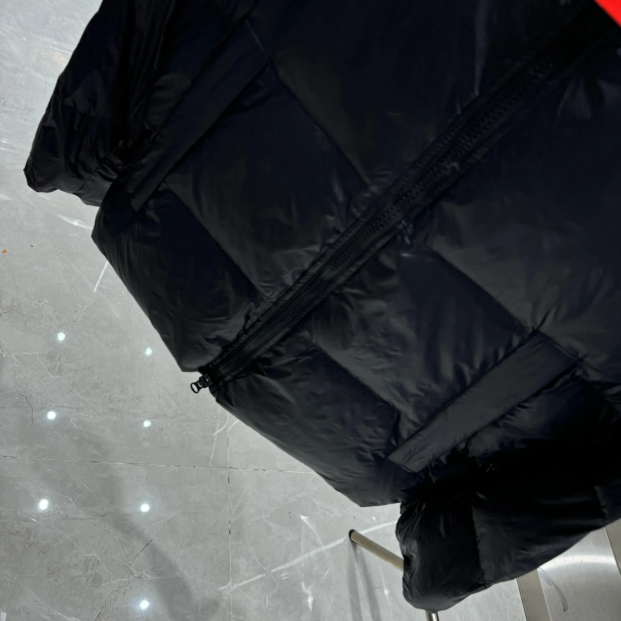 P500 𝘾𝘼𝙉𝘼𝘿𝘼 𝙂𝙊𝙊𝙎𝙀/Canada Goose Black Red Label Limited New Crofton Puff Down Jacket Pure Guangzhou Inspection 80 White Duck Down Filling‼  Top version, ceiling level‼ Crofton soft bread, the latest style in 2023, has a cold protection effect of up to level 4. It is made of recycled Feather-Light tear-resistant fabric. It is ultra-light and has no weight on the upper body at all! The unique black label highlights your temperament‼  Canada Goose, a Canadian brand, has always been recognized as the warmest down jacket. Various Instagram celebrities, Internet celebrities, and celebrities often wear it for street photos. I do Canada Goose every year, but I still can’t get rid of my love for geese. No matter how cold the winter is, there is no need to be afraid, because there are geese! Filled with 80% white duck down, Canada Goose is the legendary warmest down jacket and is known as a must-have for Arctic outdoor sports! The most popular down jacket in the world, celebrities are rushing to buy it, it is a must-have! Same style for men and women Color Black Size: M~XXL